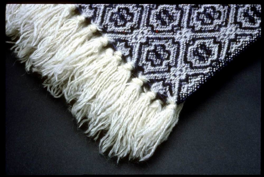 Culevski Close up of Resenkransen navy blue single wool blanket